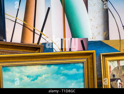 Braunschweig, Allemagne, le 24 mars 2019. : Boîte d'images encadrées et peintures sur le stand d'un marché aux puces Banque D'Images