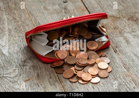 Portefeuille femme rouge plein de centimes d'euro Banque D'Images