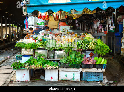 Samutsakorn Province, Thailand - 14 mars 2019 : vie quotidienne de vendeur de rue, la vente de variété de légumes le long de la piste. Banque D'Images