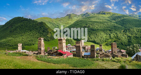 La tour médiévale en pierre maisons d'Murkmeli Svaneti, Upper Svaneti, Samegrelo-Zemo Svaneti, Mestia, Georgia. Murkmeli est un village près d'Ushguli est un grou Banque D'Images