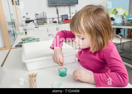 Jeune fille faisant des expériences scientifiques dans un laboratoire. Banque D'Images