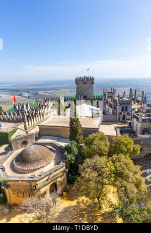 Le château d'Almodovar del Rio, Cordoba Province, Andalusia, Spain. Cette forteresse, d'origine arabe, appartenait à l'Califato de Cordoue. Banque D'Images