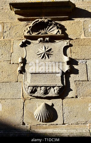 Cathédrale, Santiago de Compostela, Espagne. La paroi latérale avec soulagement en pierre. Tombe de l'apôtre saint Jacques de Compostelle et symbole, coquille Saint-Jacques. Banque D'Images