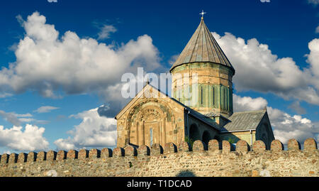 Photo de l'extérieur et le mur autour de l'Église orthodoxe de la cathédrale de Svetitskhoveli géorgienne (cathédrale de la pilier vivant) , Mtskheta Banque D'Images