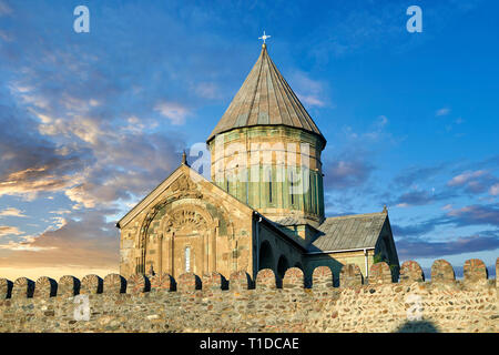 Photo de l'extérieur et le mur autour de l'Église orthodoxe de la cathédrale de Svetitskhoveli géorgienne (cathédrale de la pilier vivant) , Mtskheta Banque D'Images