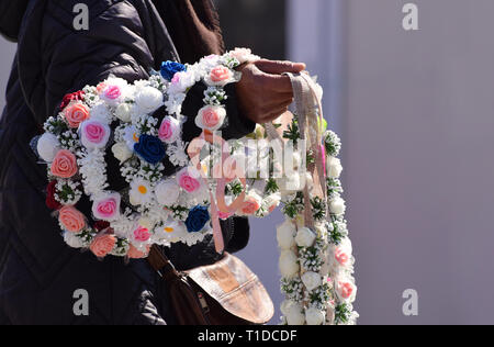 Guirlande de fleurs vendeur dans la rue Banque D'Images