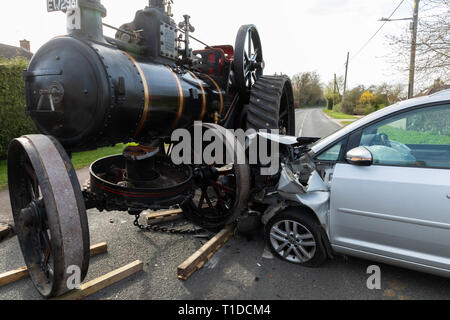 Great Barton, Suffolk, UK. 23 mars 2019. Accident de la route impliquant des traction à vapeur et une VolkswagonTouran in Great Barton, Suffolk, UK Banque D'Images