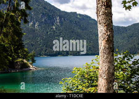 À l'eau azur lac Eibsee au pied de Mt. Zugspitze. Lieu célèbre resort Garmisch-Partenkirchen, bavaroise alp, l'Europe. Image panoramique de populaires Banque D'Images