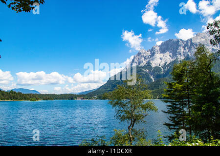 À l'eau azur lac Eibsee au pied de Mt. Zugspitze. Lieu célèbre resort Garmisch-Partenkirchen, bavaroise alp, l'Europe. Image panoramique de populaires Banque D'Images