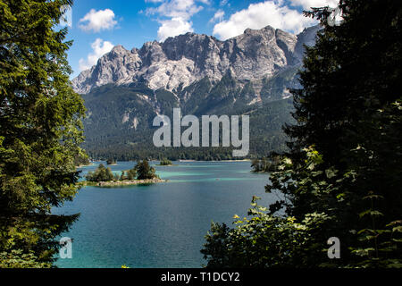 À l'eau azur lac Eibsee au pied de Mt. Zugspitze. Lieu célèbre resort Garmisch-Partenkirchen, bavaroise alp, l'Europe. Image panoramique de populaires Banque D'Images