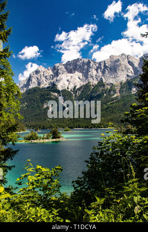 À l'eau azur lac Eibsee au pied de Mt. Zugspitze. Lieu célèbre resort Garmisch-Partenkirchen, bavaroise alp, l'Europe. Image panoramique de populaires Banque D'Images