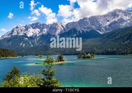 À l'eau azur lac Eibsee au pied de Mt. Zugspitze. Lieu célèbre resort Garmisch-Partenkirchen, bavaroise alp, l'Europe. Image panoramique de populaires Banque D'Images