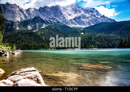 À l'eau azur lac Eibsee au pied de Mt. Zugspitze. Lieu célèbre resort Garmisch-Partenkirchen, bavaroise alp, l'Europe. Image panoramique de populaires Banque D'Images