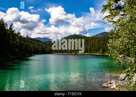 À l'eau azur lac Eibsee au pied de Mt. Zugspitze. Lieu célèbre resort Garmisch-Partenkirchen, bavaroise alp, l'Europe. Image panoramique de populaires Banque D'Images