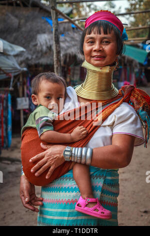 Long cou femme avec son enfant (tribu Kayan) Banque D'Images