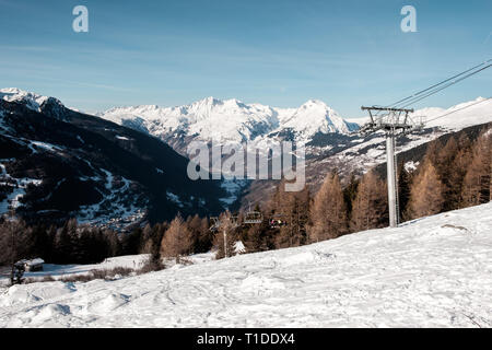 Une vue sur les montagnes, dans les Alpes françaises. C'est l'hiver et les montagnes de neige ont sur eux, et une remontée mécanique peut être vu Banque D'Images