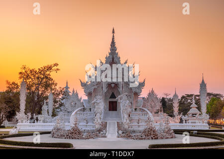 Au coucher du soleil temple blanc (WAT Rong Khun) Banque D'Images
