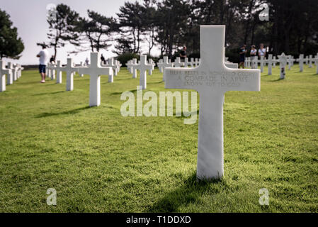 Rangées de tombes au cimetière américain, en Normandie, dans le Nord de la France Banque D'Images