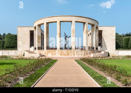 "L'esprit de la jeunesse américaine s'élevant de la statue des vagues au cimetière américain aux soldats tués pendant l'invasion du Jour J dans la seconde guerre mondiale. Banque D'Images