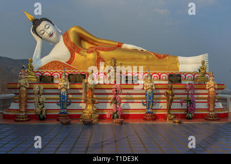 Immense statue du Bouddha couché du Wat Phra That Doi Kham à Chiang Mai Banque D'Images