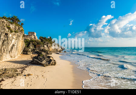 Plage de sable blanc et les ruines de Tulum, Mexique, Yuacatan Banque D'Images