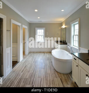 Design moderne salle de bains principale avec baignoire sur pieds, séparés lavabo meubles-lavabos, douche et toilettes Banque D'Images