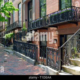 Clôture de fer, garde-corps et balcon à Beacon Hill, Boston. Design décoratif, Boston colonial Banque D'Images