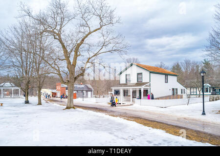 Personnes visitent Westfield Heritage Village près de Hamilton, Ontario, Canada. Banque D'Images
