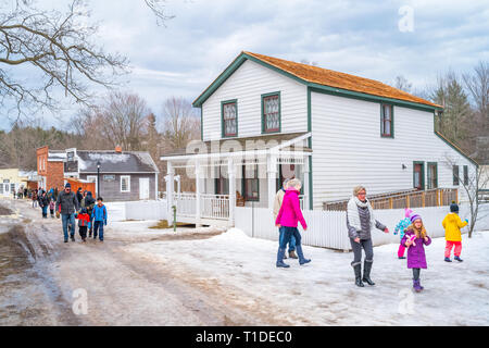 Personnes visitent Westfield Heritage Village près de Hamilton, Ontario, Canada. Banque D'Images