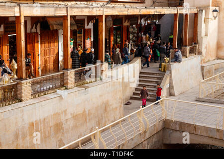 Fes, MAROC - 19 février 2019 : des personnes non identifiées, marcher le long du corridor de la rue Kherhvian avec ses boutiques dans la médina de Fès. Banque D'Images