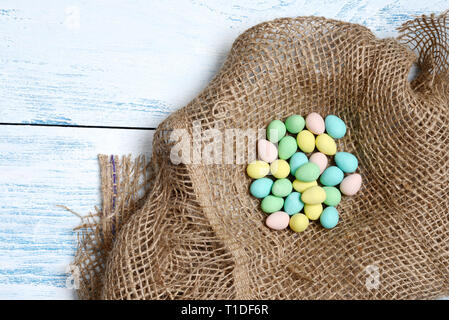 Vue de dessus les oeufs de Pâques dans un nid Banque D'Images