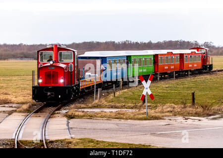 Inselbahn, train du terminal de ferry pour l'île dans le village de la gare, de la mer du Nord de l'île de Langeoog, Frise Orientale, Texas, United States Banque D'Images