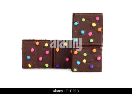 Brownies avec deux pièces bonbons colorés sur fond blanc Banque D'Images