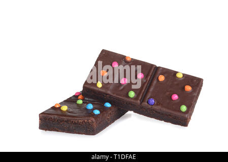 Deux brownies au chocolat avec des morceaux de bonbons colorés sur fond blanc Banque D'Images