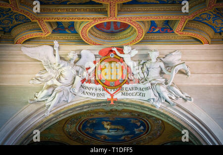 Le Cardinal Nuno da Cunha blason soutenu par des anges, Basilique de Sant'Anastasia près du mont Palatin à Rome, Italie. Banque D'Images