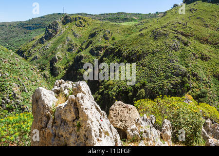 Gorge de Topolia dans l'ouest de la Crète avec les roches et la végétation sauvage. Grèce Banque D'Images