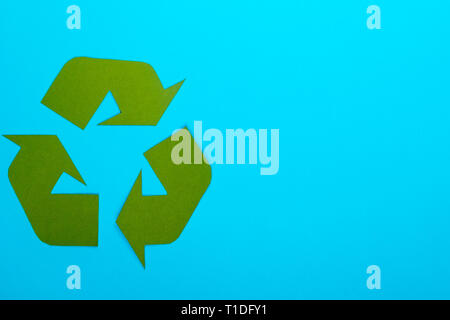 Concept de recyclage montrant le logo de recyclage vert avec sur un fond bleu Banque D'Images