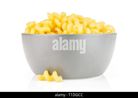 Lot de pâtes crues cavatappi dans un bol en céramique gris isolé sur fond blanc Banque D'Images