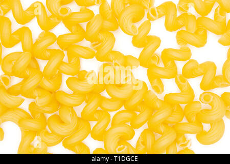 Beaucoup de pâtes cavatappi tout flatlay isolé sur fond blanc Banque D'Images