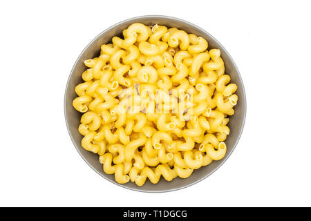 Beaucoup de pâtes cavatappi entier dans un bol en céramique gris flatlay isolé sur fond blanc Banque D'Images