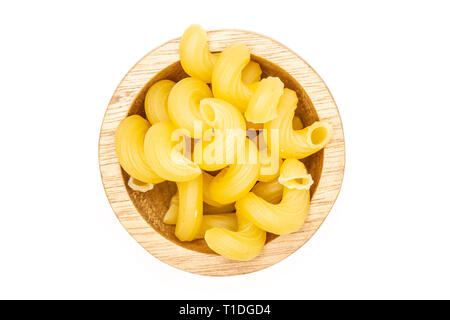 Beaucoup de pâtes cavatappi entier avec bol en bois flatlay isolé sur fond blanc Banque D'Images