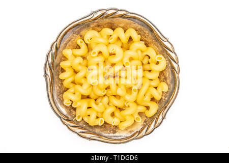 Beaucoup de pâtes cavatappi ensemble dans le vieux bol de fer flatlay isolé sur fond blanc Banque D'Images