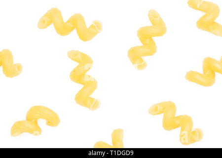 Lot de pâtes crues cavatappi flatlay isolé sur fond blanc Banque D'Images