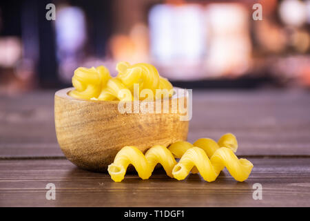 Lot de pâtes crues cavatappi avec bol en bois dans un restaurant Banque D'Images