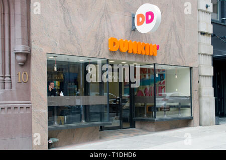 Magasin de Dunkin Donuts à Boston, Massachusetts, USA avec nouveau nom de marque n'étant qu'Dunkin Banque D'Images