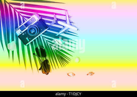 Mise à plat avec le meilleur des accessoires sur fond coloré. Concept de voyage. Banque D'Images