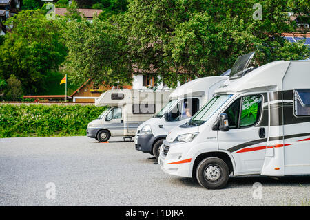 Schiltach, Allemagne - 10 juil 2018 : Plusieurs RV camping Fiat Ducato et véhicules récréatifs Rotec camping cars garés sur le parking en plein air au coeur de montagnes de la forêt-noire à schiltach village Banque D'Images