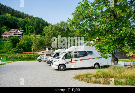 Schiltach, Allemagne - 10 juil 2018 : plusieurs véhicules récréatifs de camping RV camping cars garés sur le parking en plein air au coeur de montagnes de la forêt-noire à schiltach village Banque D'Images