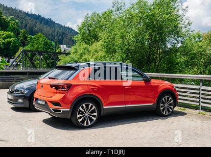 Schiltach, Allemagne - 10 juil 2018 : beau rouge Volkswagen T-Roc 4Motion SUV mini rouge garée dans un parking en plein air Banque D'Images