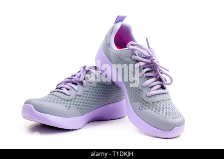 Chaussures violet sans marque sur un fond blanc Banque D'Images